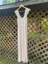 Load image into Gallery viewer, 1970’s dainty nightgown
